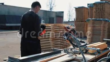 一个年轻的<strong>木工</strong>工人拿着一个<strong>建筑</strong>用的胶布<strong>和建筑</strong>头盔在他的工作场所离开。